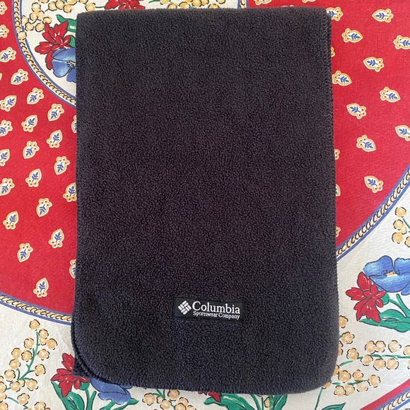 Columbia Sportswear Company I Unisex Charcoal Fleece Scarf - Picture 14 of 14